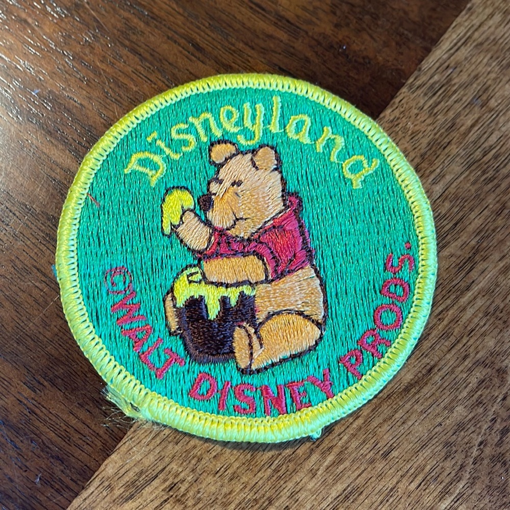 VINTAGE 1970S WALT DISNEY PRODUCTIONS POOH BEAR EMBROIDERED PATCH - ADORABLE!